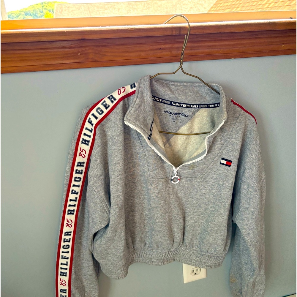 Tommy Hilfiger cropped, zip up sweatshirt, like new, size M.
